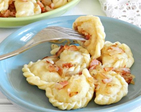 Polish Dumplings, Pierogi Casserole, Apple Dumpling Recipe, Raw Potato, Apple Dumplings, European Food, Culinary Recipes, Creamed Mushrooms, Ravioli