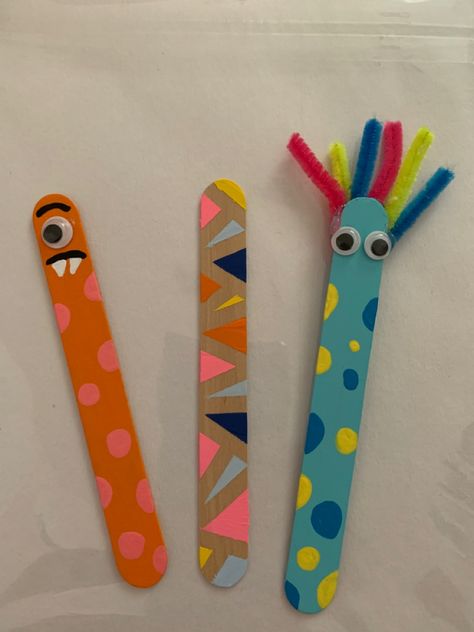 Craft With Lolly Sticks, Paddle Pop Stick Craft, Ice Cream Stick Bookmark Ideas, Teacher Popsicle Sticks, Popsicle Bookmarks Diy, Popsicle Stick Bookmarks, Icecreamsticks Bookmark, Diy Bookmarks Ice Cream Sticks, Fun Kid Bookmarks