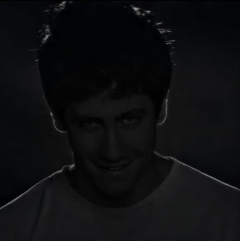 𝗗𝗼𝗻𝗻𝗶𝗲 𝗗𝗮𝗿𝗸𝗼 Dark Angelcore Aesthetic, Dark Angelcore, Smurf Village, Angelcore Aesthetic, Papa Smurf, Donnie Darko, Help Wanted, Funny Short Clips, Jake Gyllenhaal