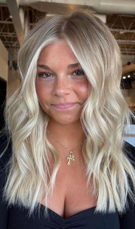 Blonde Money Piece With Shadow Root, Heavy Root Blonde, Full Highlight With Root Tap, Bright Blonde Root Melt, Heavy Blonde Highlights Short Hair, Bright Blonde Balayage Dark Roots, Bright Fall Blonde, Ashy Blonde Hair With Money Piece, Blond Balayage On Blonde Hair