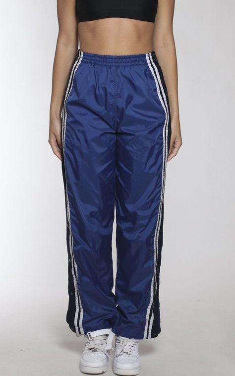 Nike Trackpants, Vintage Tracksuit, Model Street Style, Nylon Pants, Stylish Women Fashion, Athleisure Outfits, Material Girls, Jeans Boyfriend, Nike Outfits