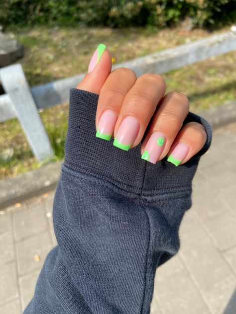 Colored French Tip Nails Green, Simple Lime Green Nails, Short Acrylic Nails Lime Green, Lime Green Nails Square, Lime Green Nails Design Short, Neon Green Prom Nails, Kelly Green Nails Acrylic, Neon French Tip Nails Coffin, Short Bright Green Nails