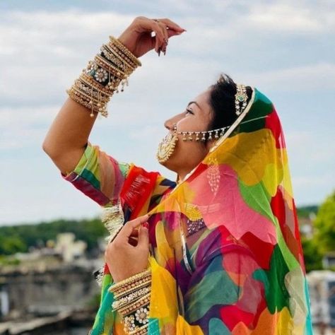 Rajputi Bride Poses, Marwadi Dress Pose, Rajasthani Dress Poses, Rajsthani Poshak Poses, Marvadi Poshak Poses, Poshak Photoshoot Ideas, Rajasthani Women Photography, Photography Poses In Rajputi Poshak, Rajasthani Poshak Poses