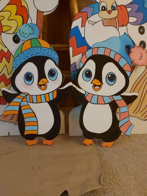 Winter Theme School Decorations, Penguins Crafts, Penguin Craft, Christmas Crafts Diy Projects, Christmas Carnival, Wooden Christmas Crafts, Preschool Classroom Decor, Christmas Window Decorations, Christmas Yard Decorations