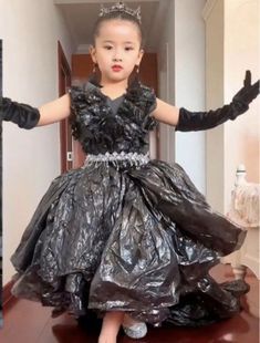 Recycled Dress For Kids, Recycled Fashion Diy, Recycled Dress Ideas, Trash Bag Dress, Recycle Dress, Recycled Costumes, Recycle Fashion, Recycled Outfits, Recycled Dress