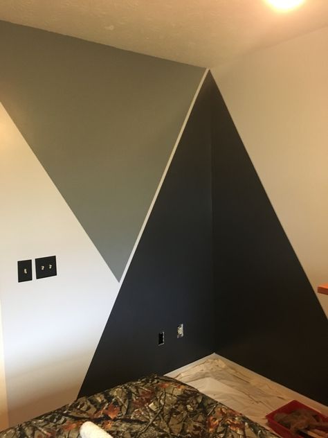 Bedroom Ideas Painting, Black Walls Interior, Large Triangle Wall, Wall Paint Decor Ideas, Large Geometric Wall Paint, Room Paint Designs Bedroom Ideas, Triangle Mural, Triangle Wall Design, Geometry Wall Paint