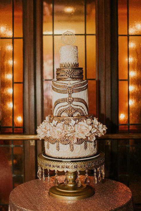 #WOW Gold Art Deco wedding cake - The detail is amazing! Pastel Art Deco, Bolo Tumblr, Cupcake Torte, Art Deco Wedding Cake, 20s Wedding, Art Deco Cake, Old Hollywood Wedding, Great Gatsby Wedding, 1920s Wedding