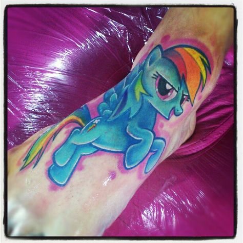 Rainbow dash - KTT. MURDER TATTOO Martha Rosenberg Gual (Murdher)    https://www.facebook.com/MarthaRosenbergGual Rainbow Dash Tattoo, Fluttershy Tattoo, Dash Tattoo, My Little Pony Tattoo, Small Colorful Tattoos, Cute Little Tattoos, Cover Up Tattoos, Little Tattoos, Tattoo Design Drawings