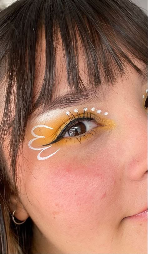 Easy Artsy Makeup Looks, Eyeliner Designs Creative, Eyeliner Grafico, Flower Eyeliner, Hippie Makeup, Makeup Ojos, Vampire Bride, Funky Makeup, Pretty Eye Makeup