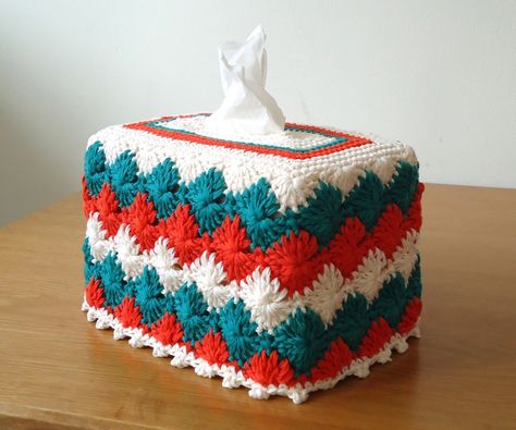 Stitch of Love: Free Pattern: Crochet Catherine Wheel Tissue Box Cover Crochet Tissue Cover, Tissue Box Cover Crochet, Box Covers Diy, Toilet Paper Covers, Crochet Tissue Box Cover, Crochet Bathroom, Catherine Wheel, Sunburst Granny Square, Crochet Cozy