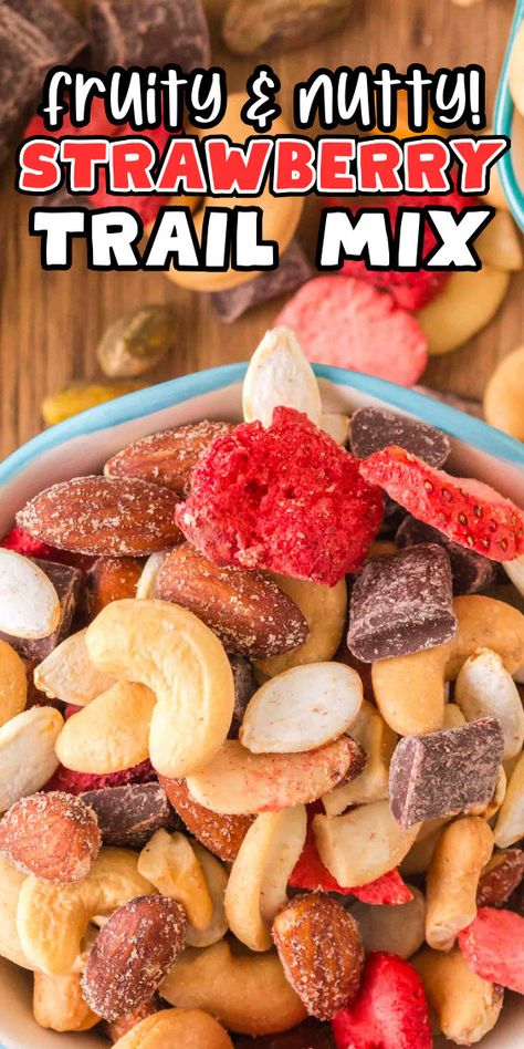 Strawberry nut trail mix recipe Trail Mix Snack, Trail Mix Recipe, Strawberries And Chocolate, Brunch Sides, Trail Mix Recipes, Hiking Food, Dried Berries, Going Camping, Roasted Nuts