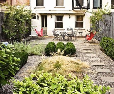 Hardscaping 101: Gravel Gardens - Gardenista Garden Design Ideas Uk, Gravel Gardens, Brooklyn Backyard, Planting Grass, Gravel Garden, Herbs Indoors, Charming Garden, Edible Garden, Modern Garden