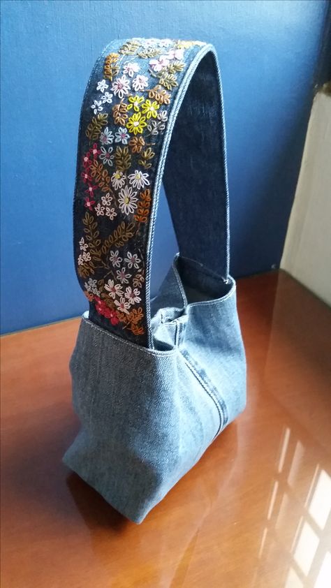 Embroidery On Jeans Bag, Recycle Denim Bag, Denim Diy Bag, Diy Denim Bag Pattern, Jeans Bags Ideas Handbags, Denim Bag Outfit, Bags With Embroidery, Jeans Bags Ideas, Tas Denim