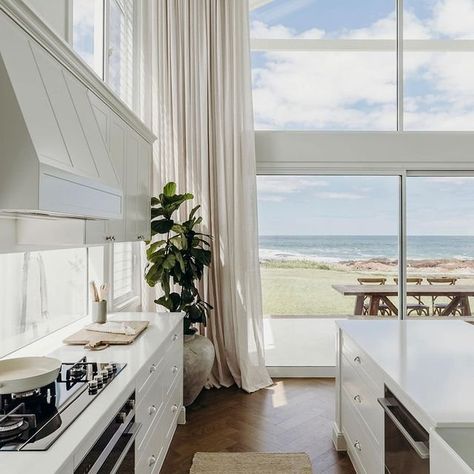 Australian Beach House, Kitchen Color Trends, Port Stephens, Luxury Coastal, Luxury Beach House, Coastal Beach House, Australian Beach, Modern Beach House, Beach House Interior