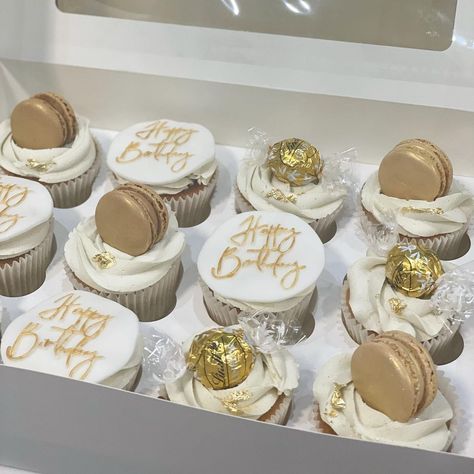 Golden Birthday Cupcake Ideas, Cupcakes White Frosting, Birthday Themed Cupcakes, Gold And White 18th Birthday Party, 18th Birthday Cake White And Gold, 18th Birthday White And Gold, White Gold Birthday Theme, White And Gold Birthday Cakes For Women, Gold And White Cake Birthday