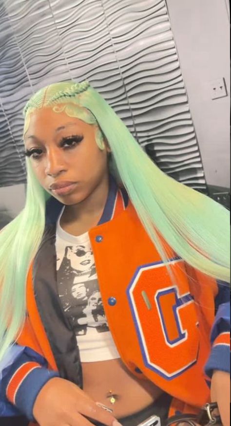 Pinby: aishaa🦋 💞 Colored Wigs Hairstyles, Exotic Wig Hairstyles, Frontal Hairstyles Ideas, Colored Lace Front Wigs, Green Wigs, Sew In Wig, Teenage Hairstyles, Glamour Hair, Frontal Wig Hairstyles