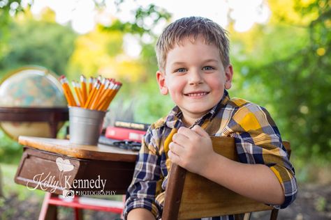 Kids School Photoshoot Ideas, Back To School Pictures Mini Sessions, Homeschool School Pictures, Back To School Minis, Back To School Photoshoot, Back To School Photos, School Photoshoot, Kindergarten Photos, Mini Photo Shoot