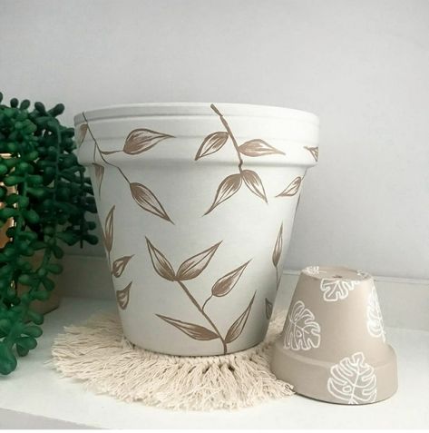 White Flower Pot Painting Ideas, Boho Painted Pots, Flower Pot Design Ideas, Painted Flower Pots Ideas, Painting Pots Ideas, Plant Pot Design, Diy Pottery Painting, Pot Painting, Plants Pots