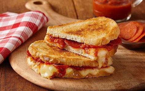 25 no fuss dinner recipes for busy school nights - Chicago Tribune Pizza Grilled Cheese Recipes, Pizza Grilled Cheese Sandwich, Pizza Grilled Cheese, Pizza Sandwich, Grilled Cheese Sandwiches, Grilled Cheese Recipes, Delicious Sandwiches, Soup And Sandwich, Cheese Sandwiches