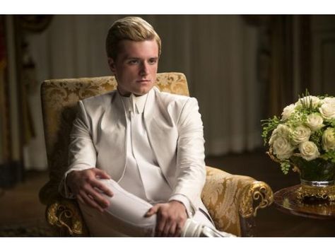 mockingjay-hutcherson-sta SO CUTE!!! Mocking Jay, Beau Film, Hunger Games Movies, Hunger Games Mockingjay, Katniss And Peeta, Hunger Games 3, Hunger Games Series, Peeta Mellark, Hunger Games Catching Fire