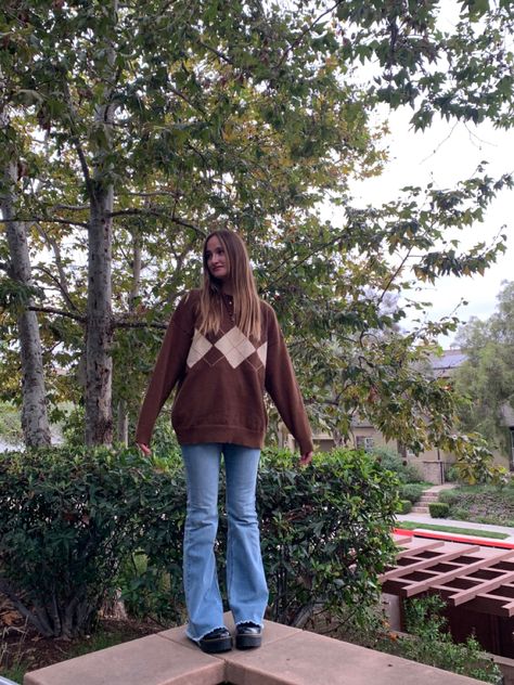 Sweater Flare Pants, Flare Jeans Autumn Outfit, Oversized Flared Jeans Outfit, Flare Fall Outfits, Sweater Autumn Aesthetic, Styling Flare Jeans Winter, Flare Jeans With Sweater Outfit, Sweater Flare Jeans Outfit, Vintage Flared Jeans Outfit