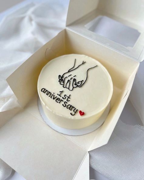 Cakes Anniversary Ideas, 1st Anniversary Cake Ideas Couple, Anniversary Mini Cake Ideas, Anniversary Cute Cake, Happy Anniversary Cake Couple Cute Ideas, 1 Anniversary Cake, Cake For Wedding Anniversary, 1st Wedding Anniversary Cake, Bento Cake Anniversary