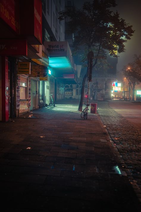 Mysterious and Deserted City at Night – Fubiz Media Fog Photography, Photographic Projects, Night Vibes, Night Photos, The Fog, Cinematic Photography, City Street, Night City, Night Aesthetic