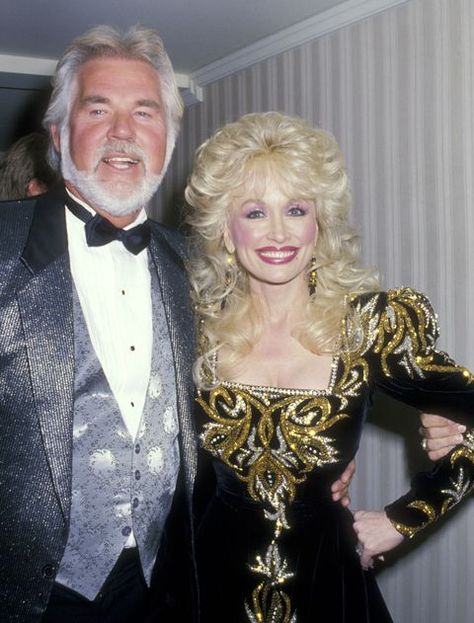 1988 Dolly Parton Photos, Vintage Dolly Parton, Dolly Parton Kenny Rogers, Dolly Pardon, Hollywood Lifestyle, Popular Singers, Costume Inspirations, Halloween Board, Kenny Rogers