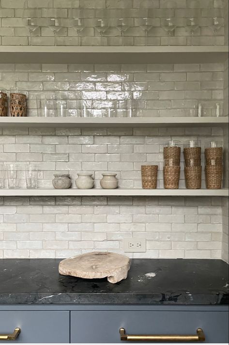 Tiled Pantry Walls, Butler Pantry Backsplash, Butler's Pantry Design, Butlers Pantry Styling, Butlers Pantry Lighting, Butler Pantry Shelving Ideas, Modern Coffee Bar Design, Bar Butlers Pantry, Relaxing Master Suite