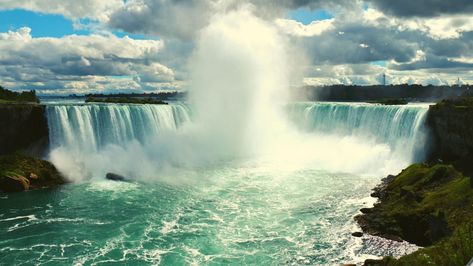 Quand vous pensez à Niagara Falls, vous pensez probablement à la 7ième merveilles naturelles du monde. J'ai toujours eu l'impression que cet endroit n'était qu'une ville très touristique sans attrait à part ses chutes. Avais-je tort? Bien que Niagara Falls soit définitivement une destination touristique (et très touristique), je ne savais pas à quel point il y avait à voir et à faire là-bas, au-delà des chutes elles-mêmes. Voici un guide de 10 choses à faire dans la région du Niagara à part ... Niagara Falls, 16 9, Natural Landmarks, Travel