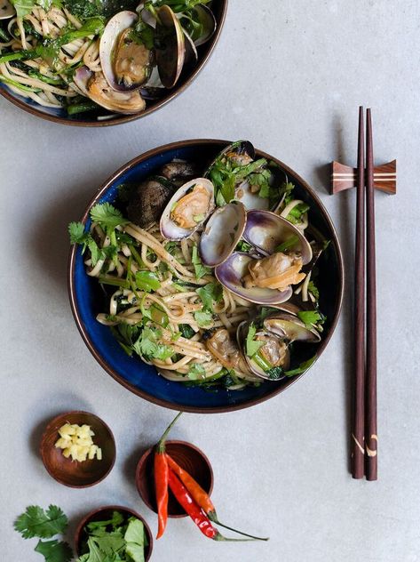 I’ve been wanting to make this dish for weeks now and I finally came around to it today. Sizzled clams with noodles and watercress, doesn’t that just sound delicious? If you’re ever in a hurry and want a simple but full-flavored Asian inspired meal, this is the one to go to. I was able to go to the market, shop, and cook this entree in just one hour! The key to this dish is to have quality ingredients. Splurge on fresh clams and fresh watercress for one delicious deal. Enjoy with a chi… Chinese Clam Soup, Razer Clam Recipe, Abalone Soup Recipe Chinese, Chinese Seaweed Soup, Ham And Cheese Casserole, Frozen Garlic Bread, Baked Teriyaki Chicken, Easy Waffle Recipe, Waffles Easy