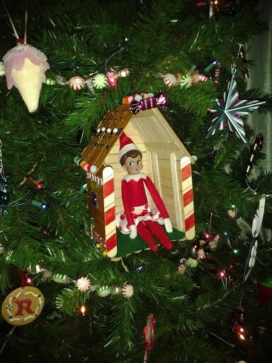 Elf "gingerbread" Christmas treehouse, made out of popsicle sticks Elf Clubhouse, Elf On The Shelf Ideas Popsicle Sticks, Elf Treehouse, Elf On The Shelf Tree House, Diy Elf Props, Elf Tree House, Elf On The Shelf Popsicle Stick House, Elf Tp Christmas Tree, Elf Christmas Tree Stand