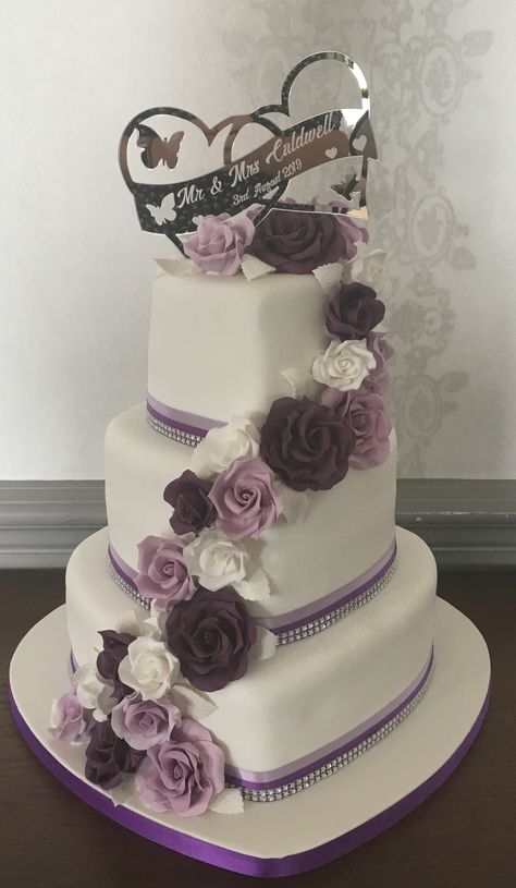 Fall Wedding Cakes Plum Dark Purple, Purple And White Wedding Cake, Plum Wedding Cake, Lilac Wedding Dresses, Princess Bride Wedding, Orange Purple Wedding, Cream Wedding Dresses, Purple Wedding Cake, Light Pink Wedding