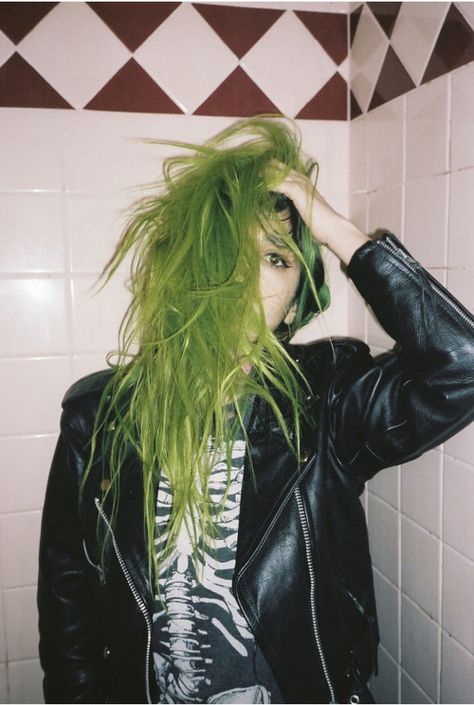 Green grunge haur #trend #leather #NAVYinspiration Green Hair Dye, Scene Hair, Pastel Hair, Dye My Hair, Rainbow Hair, Grunge Hair, Green Hair, Rock Style, Grunge Fashion