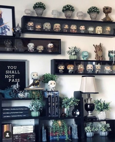 Lord of the Rings Book Nerd Bedroom Ideas, Classy Nerd Room, Funko Pop Display Ideas Living Rooms, Geek Office Decor, Cool Funko Pop Display, Nerdy Shelf Decor, Nerd Shelf Ideas, Bedroom Ideas For Nerds, Nerd Display Ideas