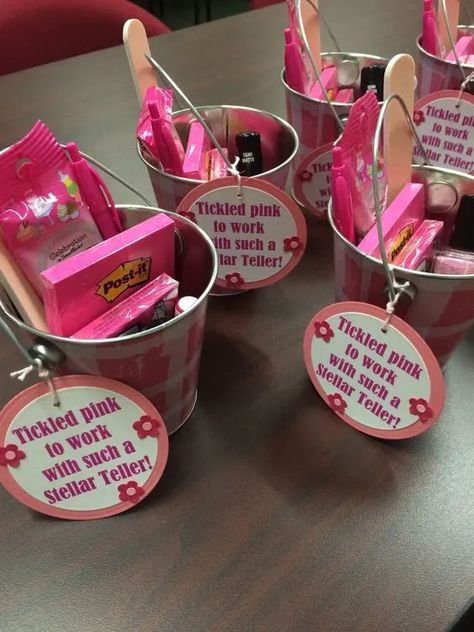 Valentines Day Office, Coworkers Valentines, Chic Fits, Appreciation Gifts Diy, Staff Appreciation Gifts, Teacher Appreciation Gifts Diy, Teacher Valentine Gifts, Valentines Gift Bags, Office Details