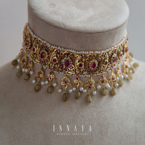 Jadau Set Designs, Jadau Sets Indian Jewelry, Gold Jadau Necklace, Jadau Jewellery Traditional, Kundan Necklace Simple, Bridal Gold Jewellery Indian, Indian Pearl Jewellery, Gold Kundan Jewellery, Long Necklace Gold Indian