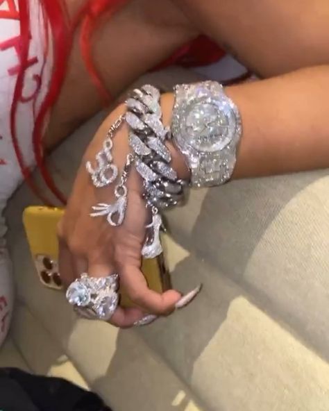 𝐂𝐀𝐑𝐃𝐈 𝐁 𝐔𝐏𝐃𝐀𝐓𝐄𝐒 on Instagram: “Cardi,s jewells on Offsets Ig story 😍” Cardi B Chains, Cardi B Jewelry, Icy Jewelry, Pink Homescreen, Ice Jewelry, Expensive Jewelry Luxury, Fashion Baby Girl Outfits, Indie Art, Jewelry Accessories Ideas