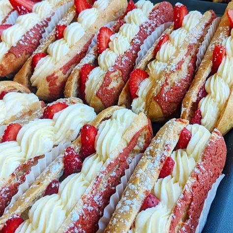 Eclair Design, Strawberry Eclairs, Strawberry Eclair, Raspberry Eclairs, Fancy Sweets, Eclairs Dessert, Eclair Cake, Bake Cake, Strawberry Filling