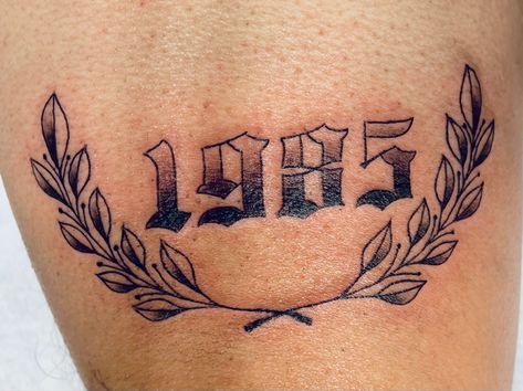 Year tattoo. Laurel wreath tattoo. Above knee tattoo. Eat 1994 Tattoo, Year Tattoo Number Knee, Laurel Wreath Knee Tattoo, Birth Year Knee Tattoo, Year Above Knee Tattoo, Year Knee Tattoo, Upper Knee Tattoo Men, Birth Year Tattoo Ideas For Women, Birth Year Tattoo Above Knee