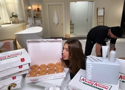 hailey bieber Hailey Bieber Eating, Hailey Bieber Youtube, Kendall Street Style, Hailey Baldwin Street Style, Krispy Kreme Doughnut, Krispy Kreme, Hailey Baldwin, Hailey Bieber, Aphrodite