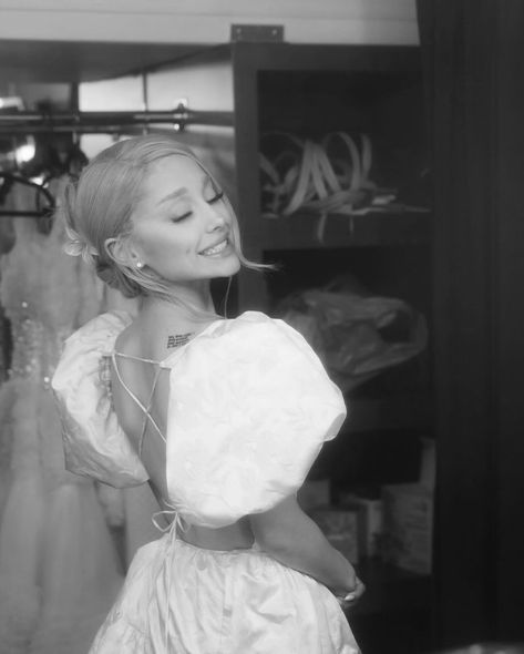 𝔞𝔯𝔦 ☁️✨ Ariana Grande Outfits, My Little Pony Wallpaper, Ariana Grande Wallpaper, Cute Cartoon Images, Ariana G, Brit Awards, Mtv Video Music Award, Eternal Sunshine, Dangerous Woman