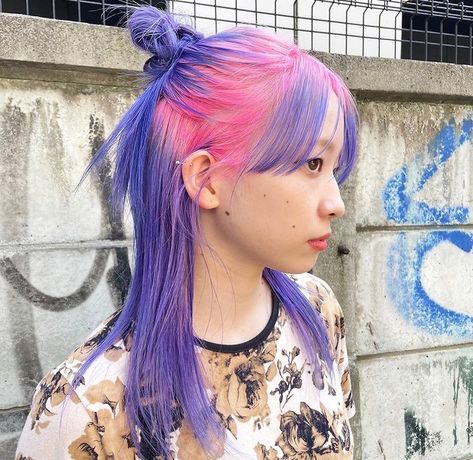 Section Dyed Curly Hair, 2 Color Hair Dye Ideas, Pink And Blue Hair, Blue And Pink Hair, Hair Colorful, Dyed Hair Inspiration, Pretty Hair Color, Alternative Hair, Dye My Hair