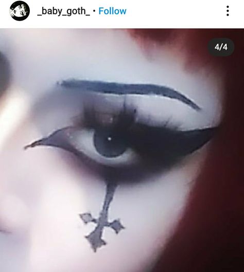 Gothic Cross Makeup, Goth Cross Makeup, Cross Makeup Look, Trad Goth Eyeliner, Eyeliner Looks Goth, Vampire Goth Makeup, Mall Goth Makeup, Gothic Eyeliner, Cross Makeup