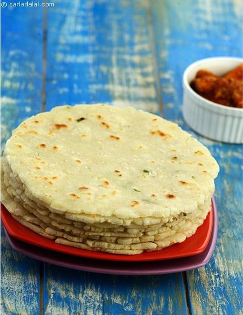 Chawal ki Roti Chicken Recipes Breaded, Rice Flour Roti, Recipes Using Rice Flour, Rice Flour Recipes, Chapati Recipes, Indian Flat Bread, Roti Recipe, Flat Breads, Paratha Recipes