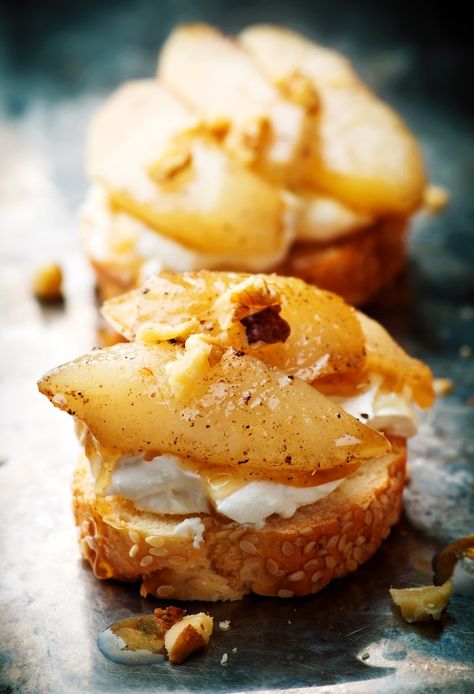 Roasted Pear and Ricotta Crostini - The Preppy Hostess Pear And Ricotta, Ricotta Crostini, Large Meals, Crostini Appetizers, Roasted Pear, Crostini Recipes, Pear Recipes, Appetizer Bites, Dinner Appetizers