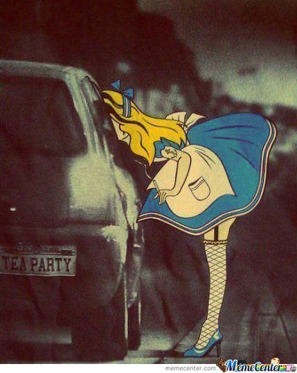 Hooker Alice?? Princess Gone Bad, Image Girly, Disney Punk, Wonderland Alice, Alternative Disney, Punk Disney, Dark Disney, Jasper Johns, Twisted Disney