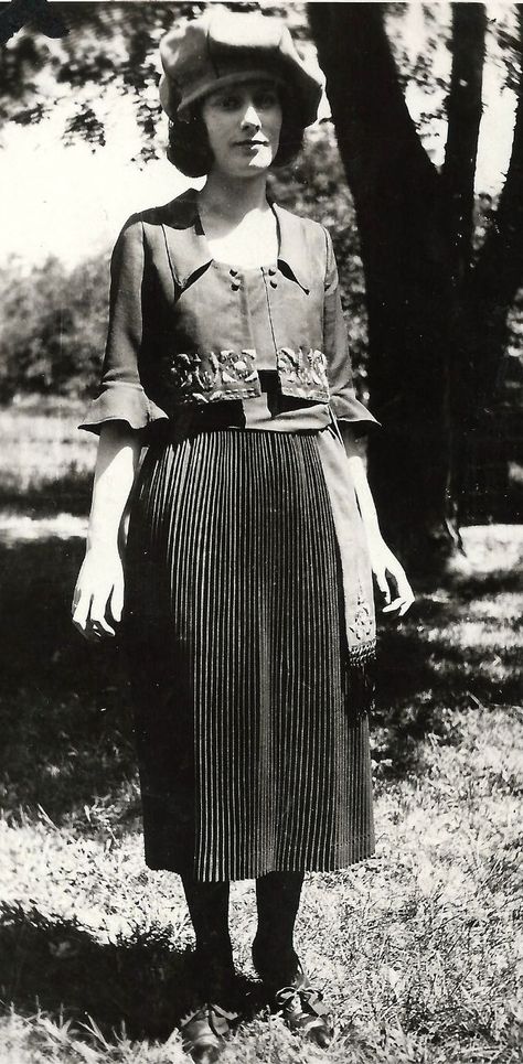 42 Cool Pics of Stylish Women From the 1920s 1920s Alternative Fashion, Everyday 1920s Fashion, 1920s Teen Fashion, 1910 Fashion Women Casual, 1920s Womens Fashion Casual, Late 1920s Fashion, 1920s Gangster Women, 1920s Casual Fashion, Casual 1920s Outfit