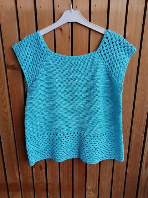 Magnifique blouse ou tunique au crochetturquoise réalisé par mes soins au crochettaille  ..42.44 70 % coton  mercerise et 30 % viscoseenvoi par mondial relay sauf le lundi Blouse Au Crochet, Ladies Tops Patterns, Pull Crochet, Crochet Ladies Tops, Crochet Tank, Blouse White, Sangria, Top Pattern, Crochet Clothes