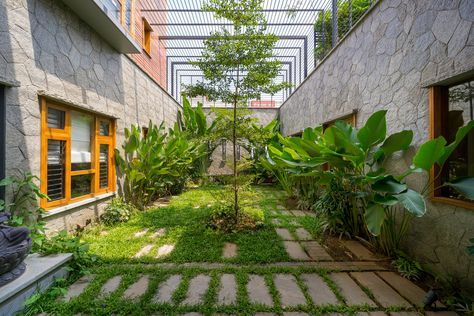 Transitional Entryway, Earthy Home Decor, Earthy Home, Indian Home Design, Courtyard Design, Basement House, Natural Interior, Green Landscape, Indoor Outdoor Living